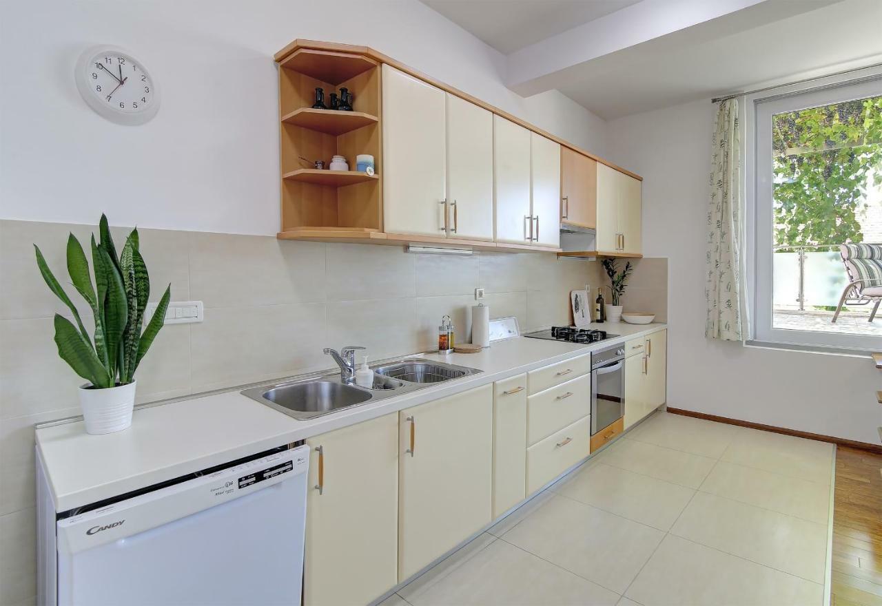 Апартаменти Abelia, Two Terraces, Hot Tub, Free Parking Дубровник Екстер'єр фото